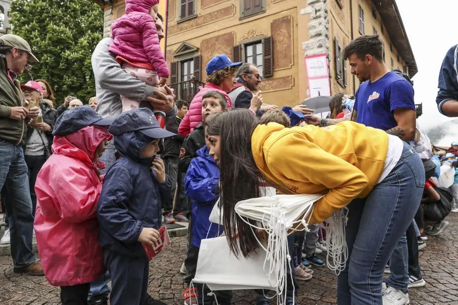 Il passaggio della carovana a Borno