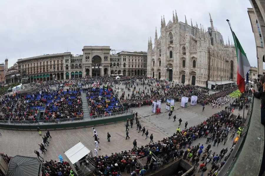 Adunata degli Alpini, la sfilata in piazza Duomo a Milano