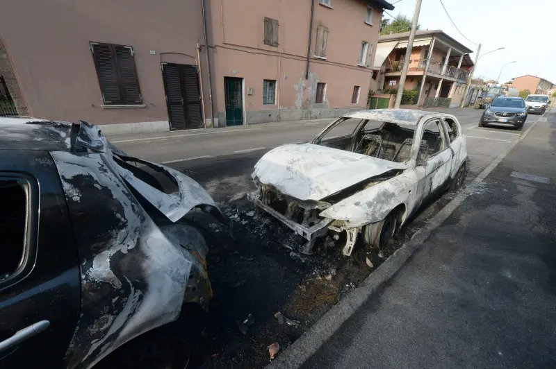 San Zeno, rogo distrugge due auto - Foto Marco Ortogni/Neg © www.giornaledibrescia.it