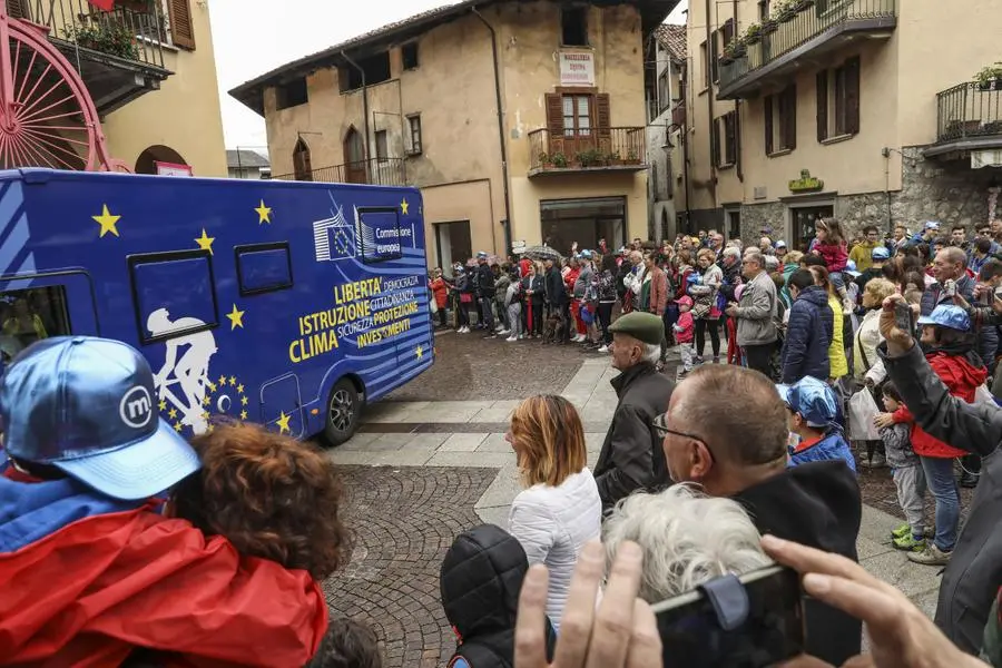 Il passaggio della carovana a Borno