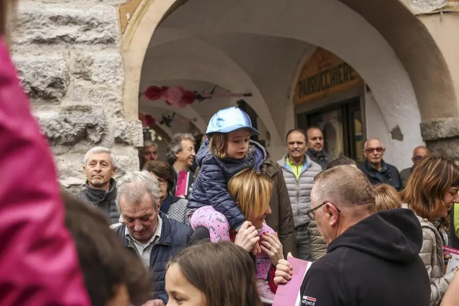 Il passaggio della carovana a Borno