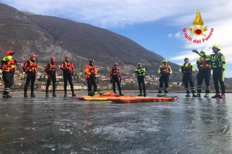 Vigili del fuoco tra ghiaccio e neve: soccorso sul lago ghiacciato