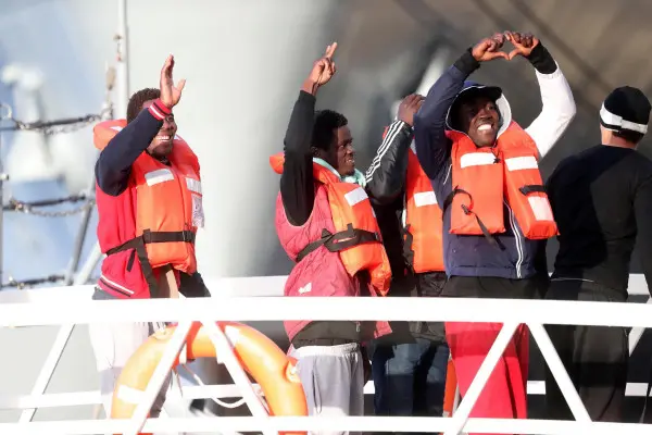 I 49 migranti fatti sbarcare dalle navi delle ong Sea Watch e Sea Eye
