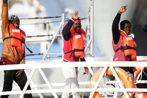 I 49 migranti fatti sbarcare dalle navi delle ong Sea Watch e Sea Eye