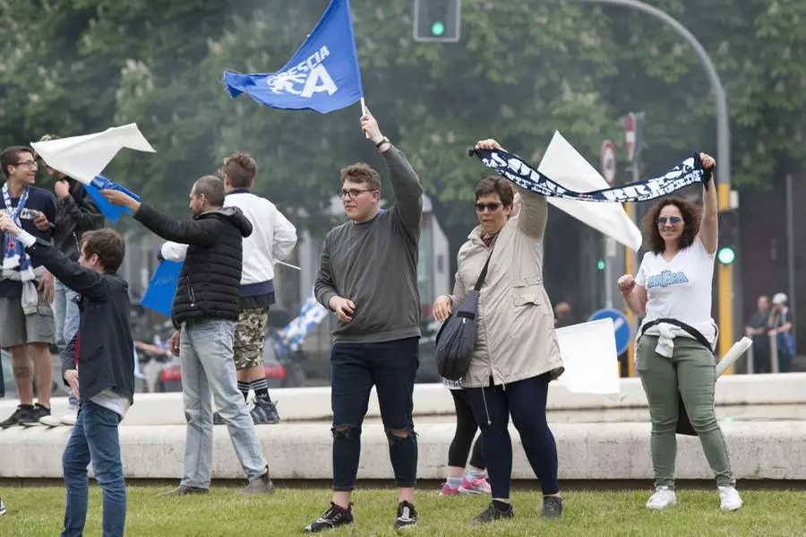 Facce da Brescia, tifo a oltranza attorno alla fontana