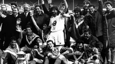 Il Brescia festeggia a Wembley la conquista dell’Anglo Italiano: l’unico senza la maglia ufficiale è Maurizio Neri - 
Foto © www.giornaledibrescia.it