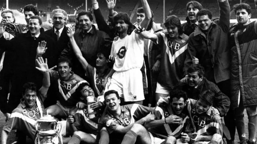 Il Brescia festeggia a Wembley la conquista dell’Anglo Italiano: l’unico senza la maglia ufficiale è Maurizio Neri - 
Foto © www.giornaledibrescia.it