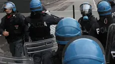 Agenti del Reparto Mobile in assetto antisommossa (archivio) - © www.giornaledibrescia.it