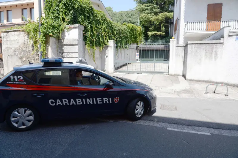 Carabinieri davanti alla abitazione di via Benacense teatro del delitto