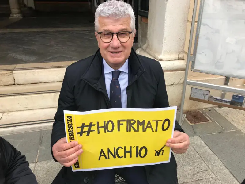 «Ho firmato anch'io», dai politici ai cittadini di Lonato: tutti in fila