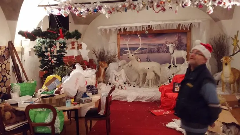 Volontari al lavoro per la casa di Babbo Natale - © www.giornaledibrescia.it