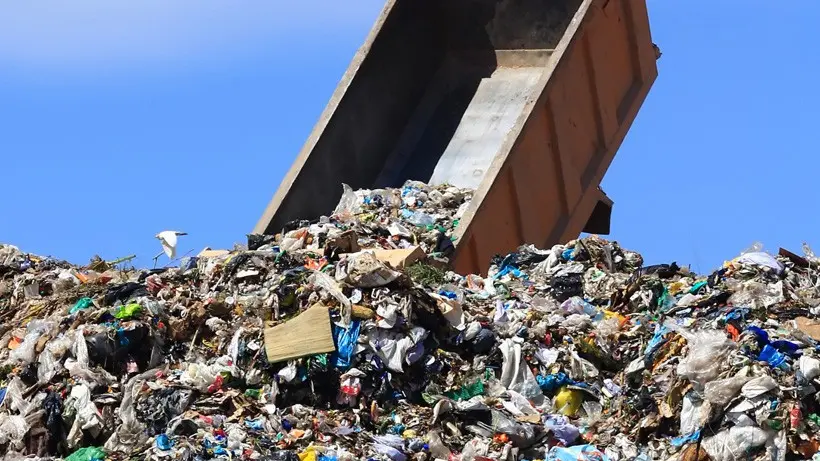 Un camion scarica rifiuti in una discarica (archivio) - © www.giornaledibrescia.it