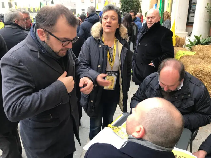 «Ho firmato anch'io», dai politici ai cittadini di Lonato: tutti in fila