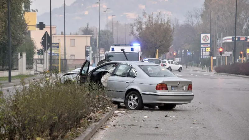 Schianto in via San Polo, il conducente scappa