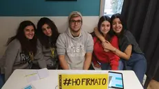 Si moltiplicano le adesione alla campagna #hofirmatoanchio - © www.giornaledibrescia.it