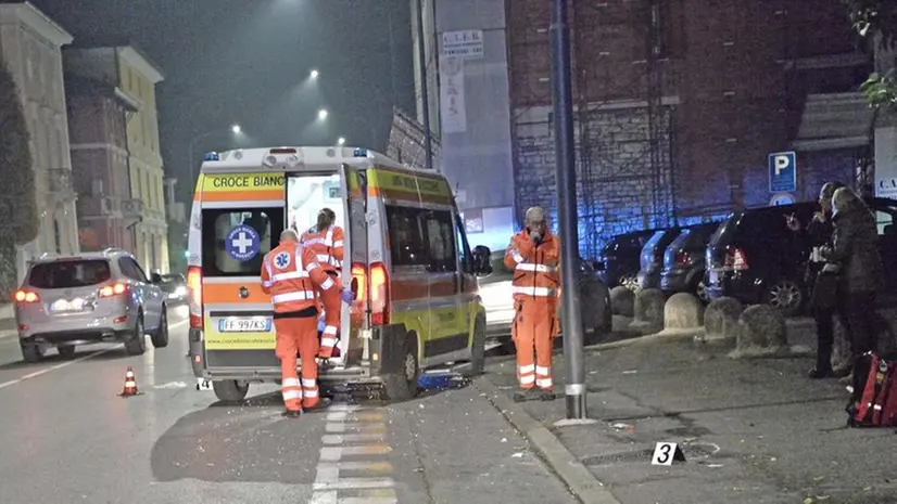 La scena dell’incidente: sanitari appena intervenuti sul luogo del sinistro - Foto Pierre Putelli/Neg © www.giornaledibrescia.it