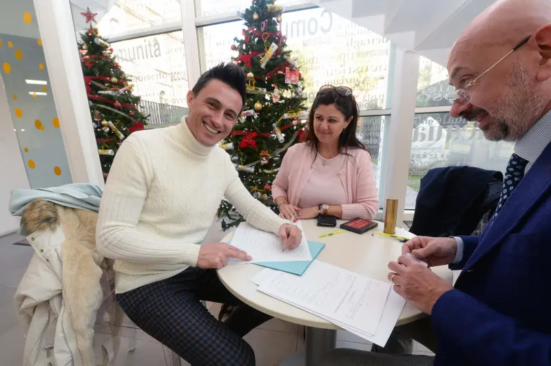 Vincenzo Regis firma al GdB per la campagna #hofirmatoanchio - Foto Marco Ortogni/Neg © www.giornaledibrescia.it