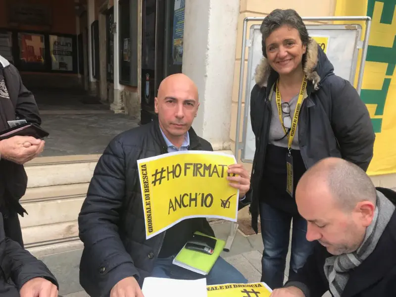 «Ho firmato anch'io», dai politici ai cittadini di Lonato: tutti in fila