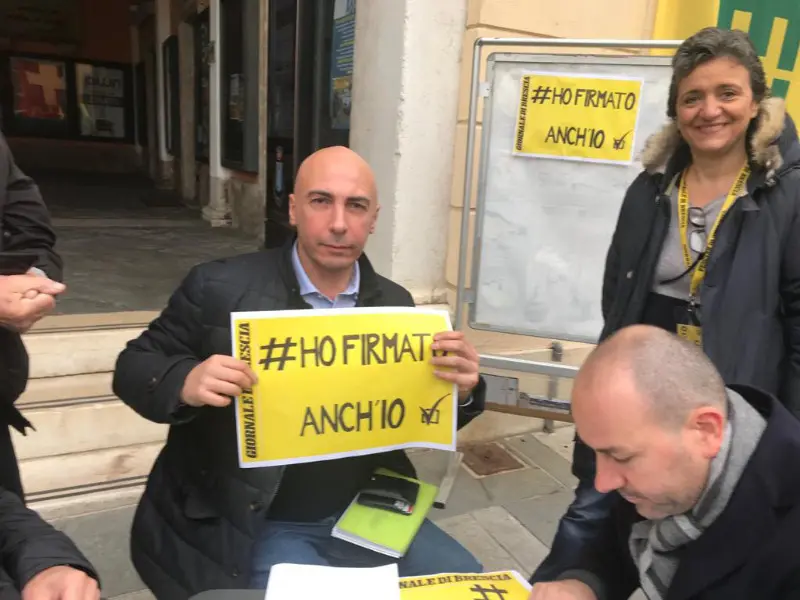 «Ho firmato anch'io», dai politici ai cittadini di Lonato: tutti in fila