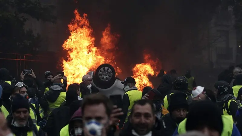 Una delle proteste del movimento dei gilet gialli a Parigi - Foto Ansa/Epa Yoan Valat