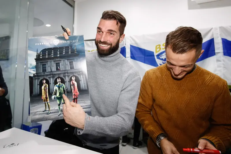 Brescia Calcio, autografi e selfie per il nuovo calendario 2019