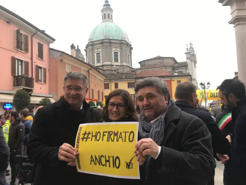«Ho firmato anch'io», dai politici ai cittadini di Lonato: tutti in fila