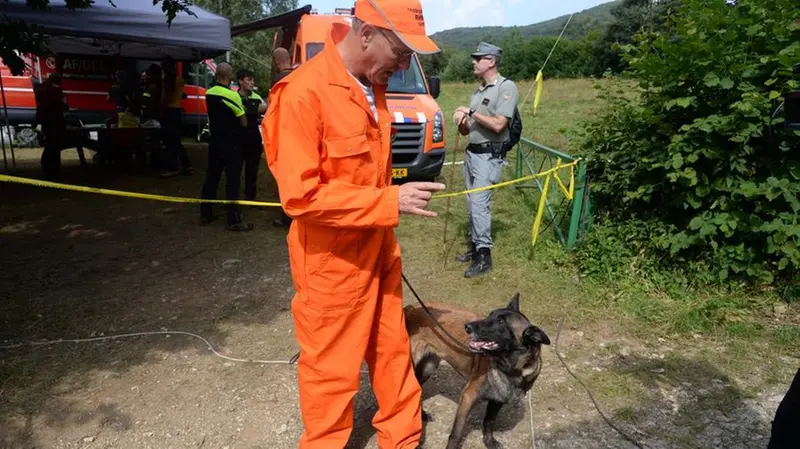 Per aiutare volontari e soccorritori bresciani ci sono da ieri anche i Reddingshonden (tradotto «cani da salvataggio»), un’unità di salvataggio olandese - Foto Gabriele Strada /Neg © www.giornaledibrescia.it