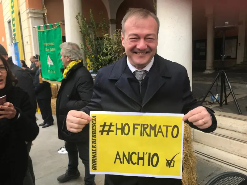 «Ho firmato anch'io», dai politici ai cittadini di Lonato: tutti in fila