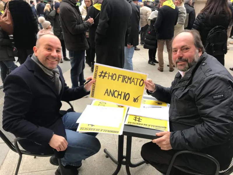«Ho firmato anch'io», dai politici ai cittadini di Lonato: tutti in fila