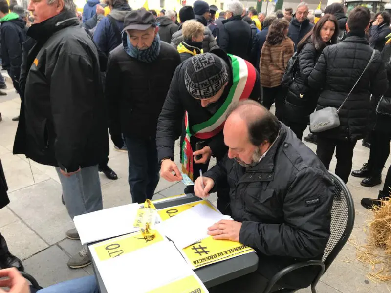 «Ho firmato anch'io», dai politici ai cittadini di Lonato: tutti in fila