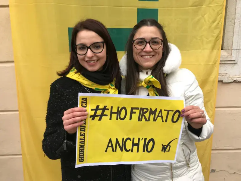 «Ho firmato anch'io», dai politici ai cittadini di Lonato: tutti in fila