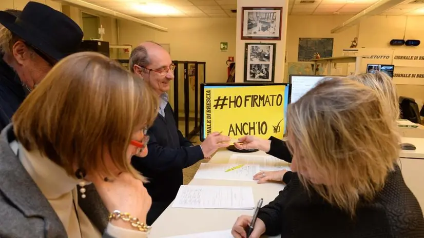 Un momento della raccolta firme in redazione durante il pomeriggio di giovedì - Foto Gabriele Strada /Neg © www.giornaledibrescia.it