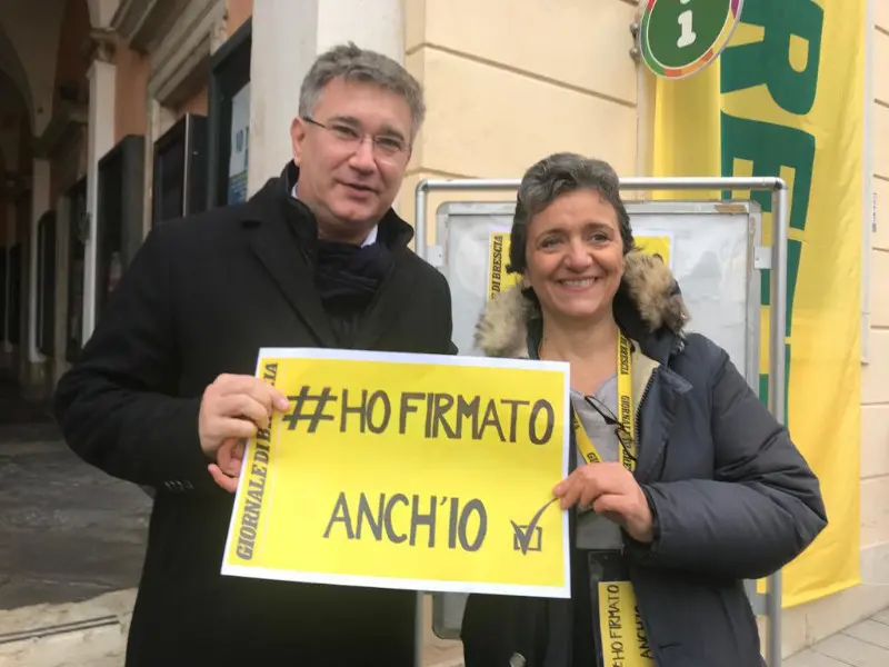 «Ho firmato anch'io», dai politici ai cittadini di Lonato: tutti in fila