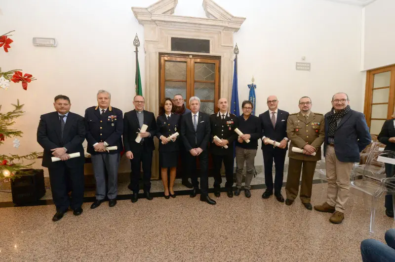 Le onorificenze consegnate in Prefettura © www.giornaledibrescia.it