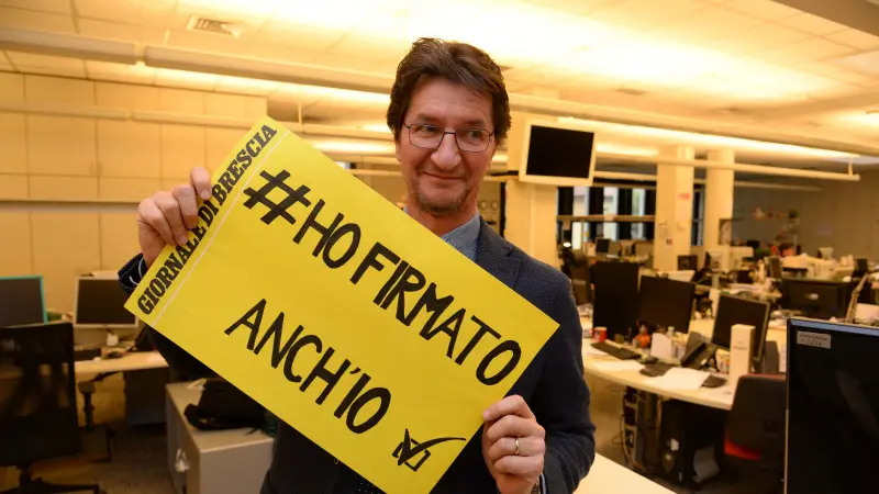 #hofirmatoanchio: la raccolta firme al Gdb - Foto Gabriele Strada /Neg © www.giornaledibrescia.it