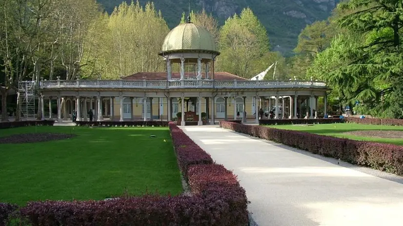 Il parco delle Terme con la caratteristica cupola in stile Liberty  © www.giornaledibrescia.it