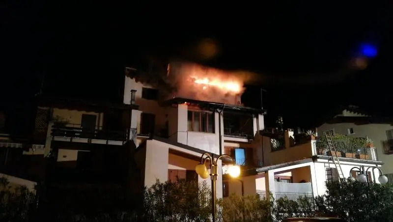 Brucia il tetto di un'abitazione a Salò, Vigili del Fuoco al lavoro