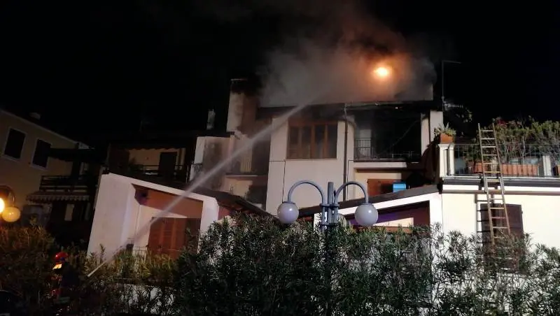 Brucia il tetto di un'abitazione a Salò, Vigili del Fuoco al lavoro