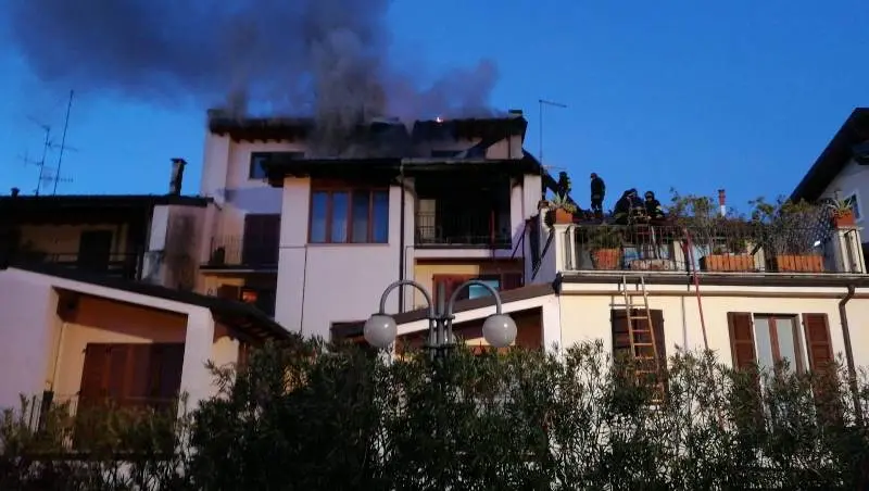 Brucia il tetto di un'abitazione a Salò, Vigili del Fuoco al lavoro