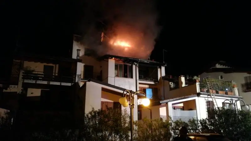 Brucia il tetto di un'abitazione a Salò, Vigili del Fuoco al lavoro