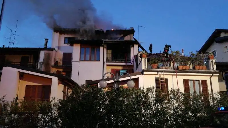 Brucia il tetto di un'abitazione a Salò, Vigili del Fuoco al lavoro
