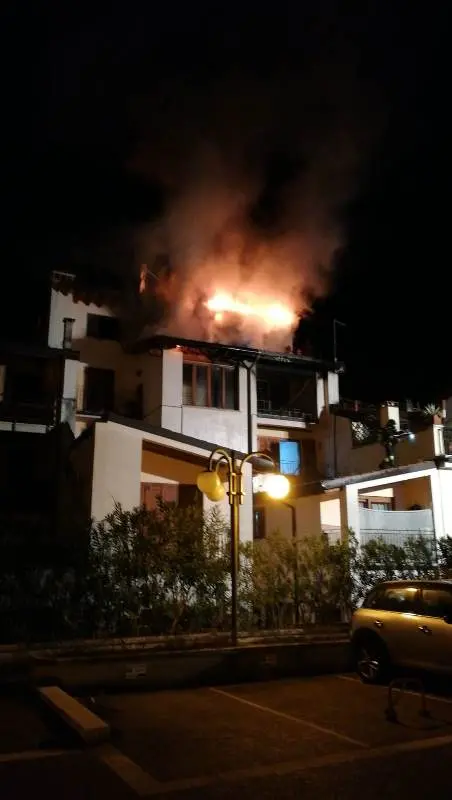 Brucia il tetto di un'abitazione a Salò, Vigili del Fuoco al lavoro