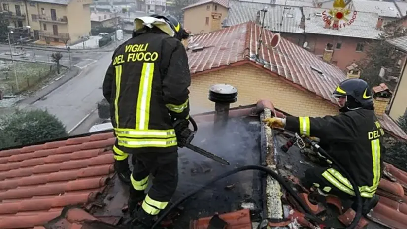 Numerosi interventi nella notte per domare gli incendi (foto archivio)