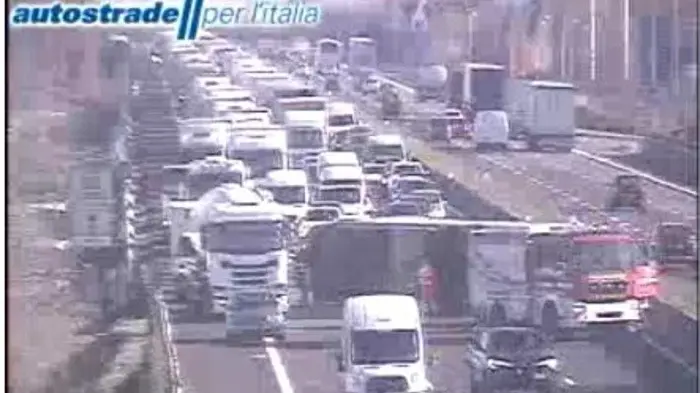 Il mezzo pesante ribaltato - Foto tratta dal sito di Autostrade per l'Italia