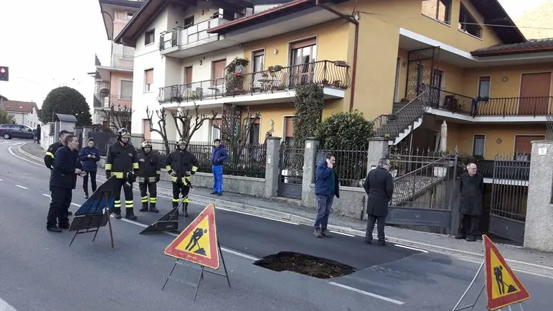 Lumezzane, voragine in mezzo alla strada