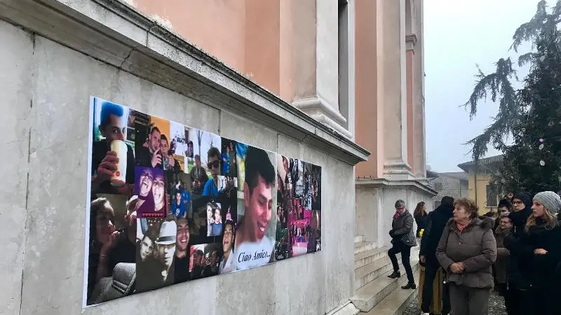 Calcinato, folla commossa ai funerali di Michele Mondini
