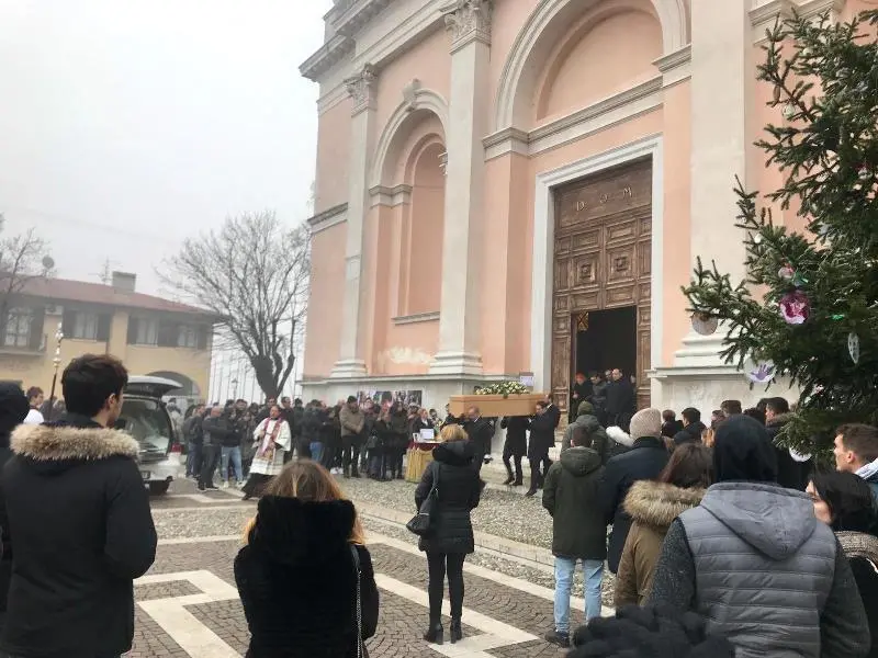 Calcinato, folla commossa ai funerali di Michele Mondini