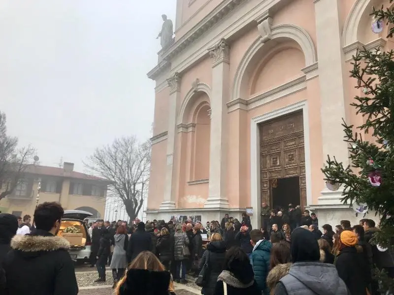 Calcinato, folla commossa ai funerali di Michele Mondini