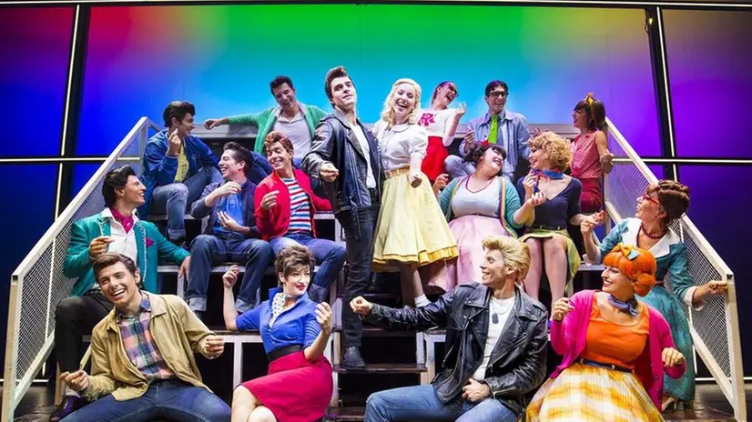 Al gran completo. Il cast della nuova edizione del musical «Grease» // PH. GIULIA MARANGONI