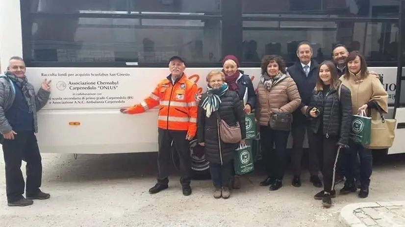 Alcuni cittadini di Carpenedolo in trasferta per consegnare lo scuolabus